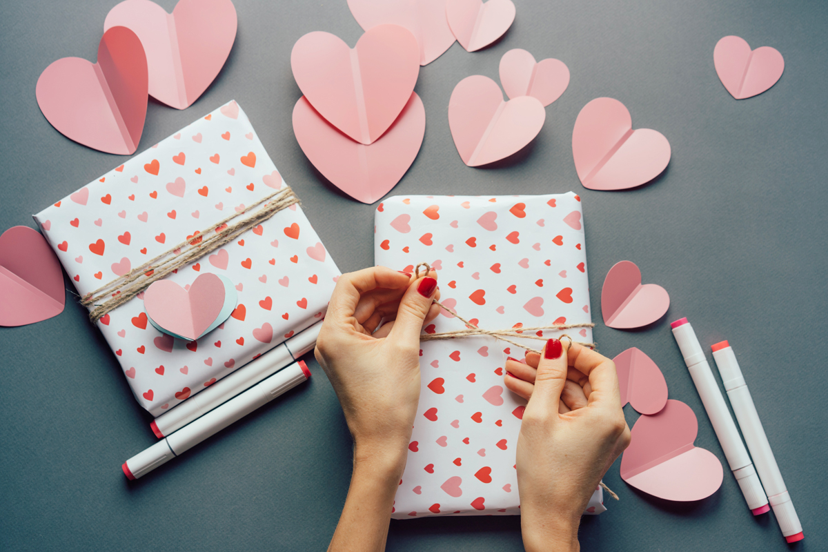 Idée cadeau Saint-Valentin à faire soi-même Vous voulez surprendre votre  moitié avec un cadeau original saint-valentin ? Créez facilement ce carnet  de Saint-Val…